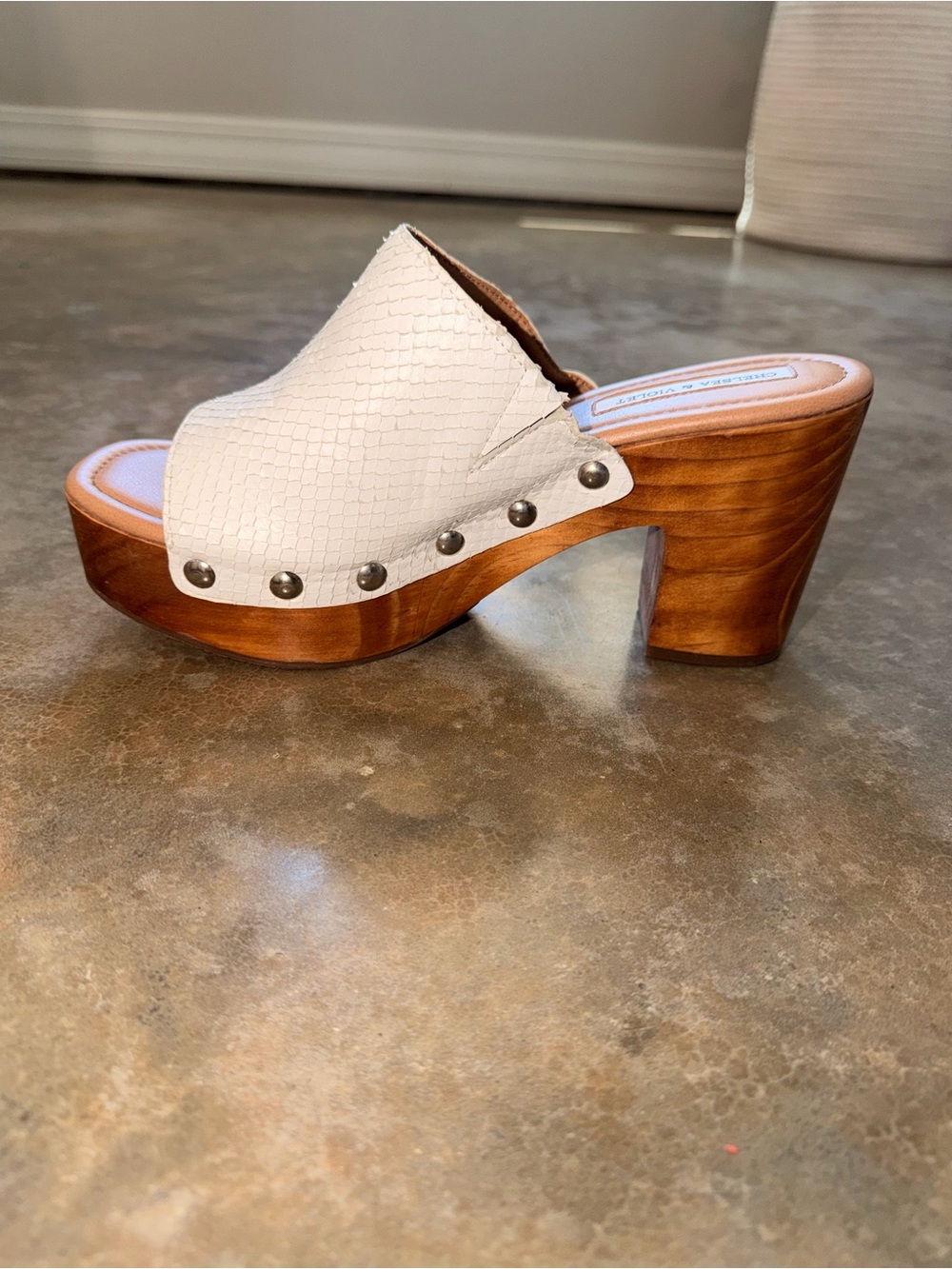 Chelsea & Violet White Snakeskin Wood Clog Mule Heels Studded Platform Size 9 - Picture 5 of 11